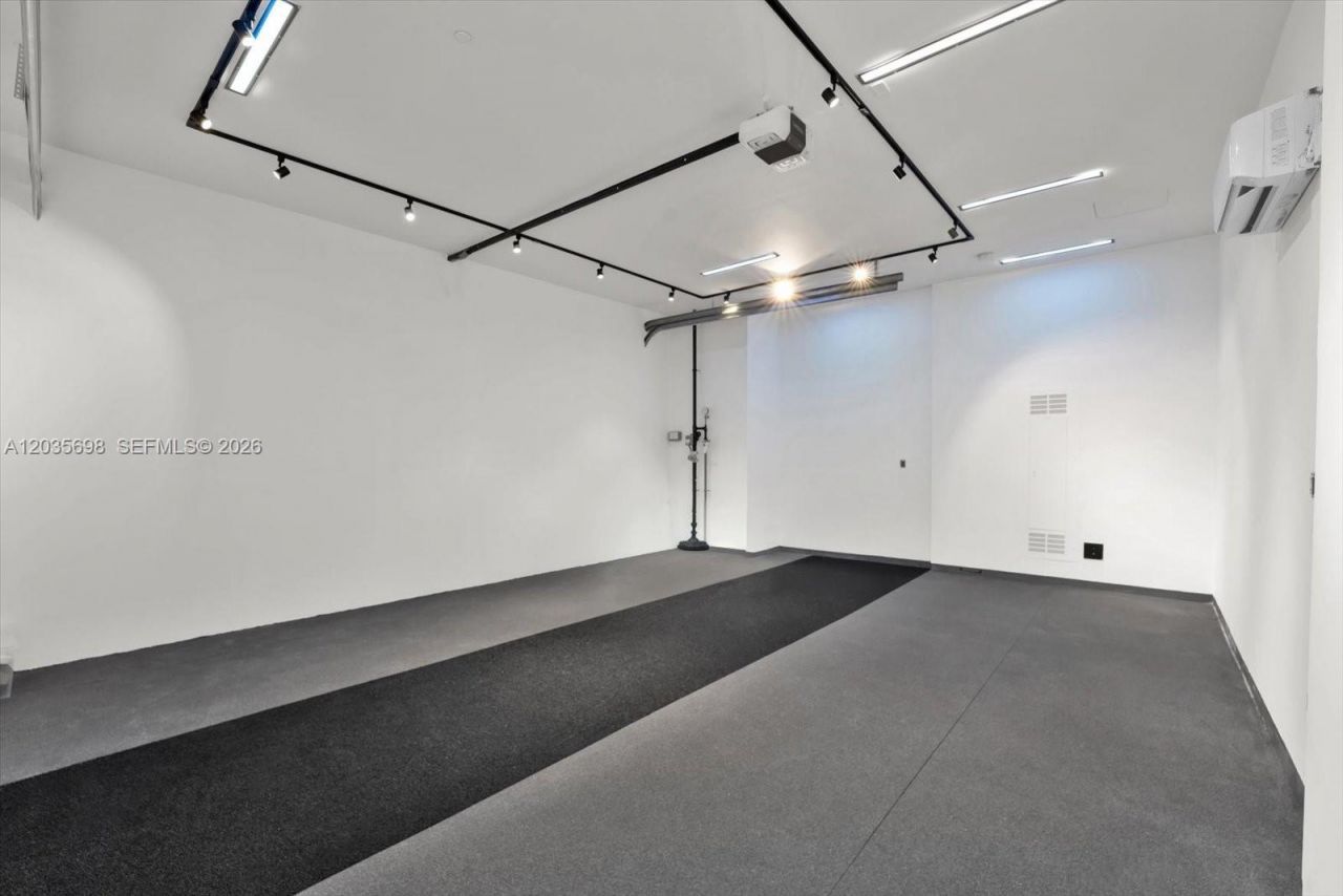 810 W 47 Ct, Miami Beach, FL 33140 Photo