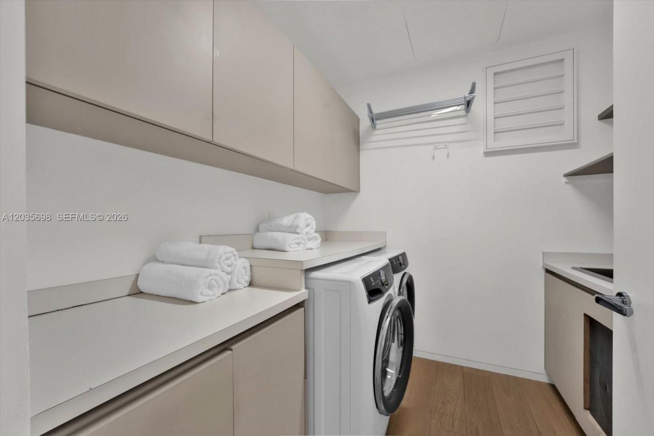 810 W 47 Ct, Miami Beach, FL 33140 Photo