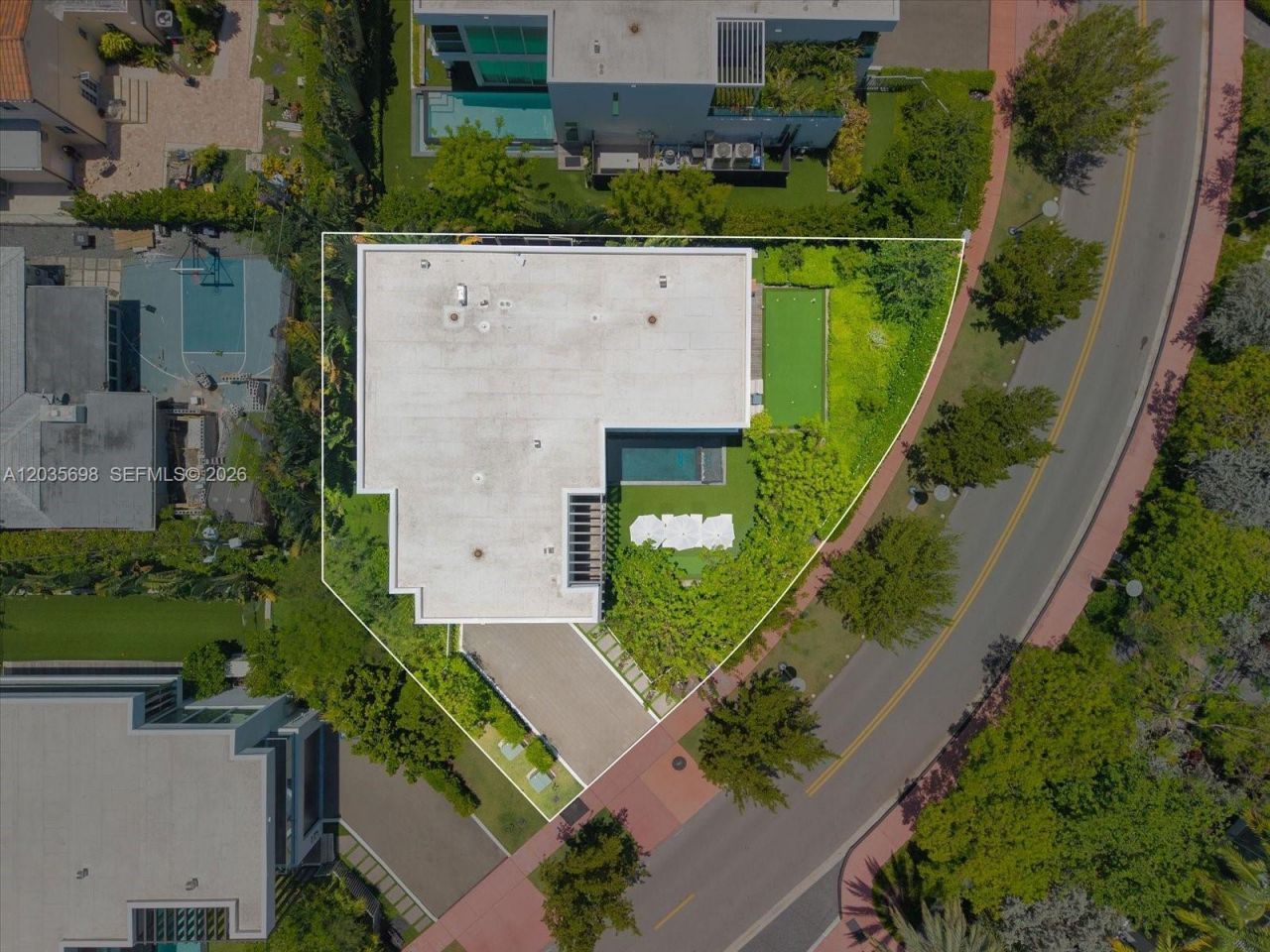 810 W 47 Ct, Miami Beach, FL 33140 Photo