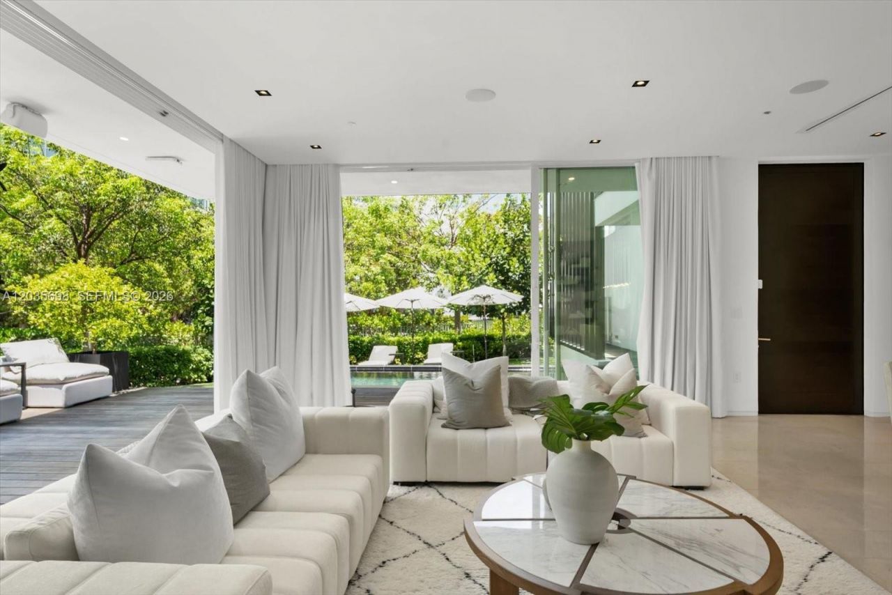 810 W 47 Ct, Miami Beach, FL 33140 Photo