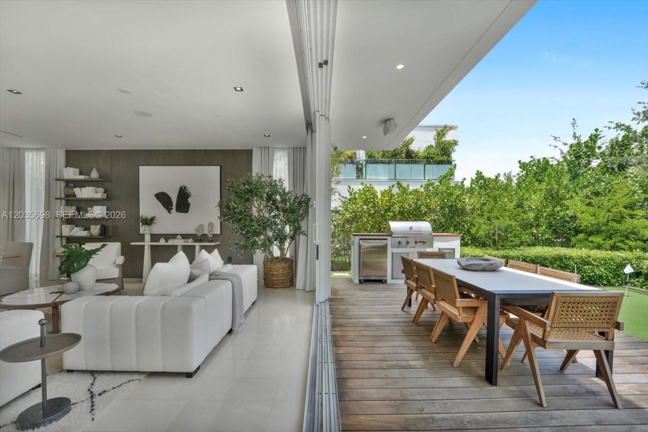 810 W 47 Ct, Miami Beach, FL 33140 Photo
