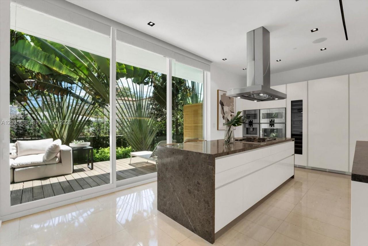 810 W 47 Ct, Miami Beach, FL 33140 Photo