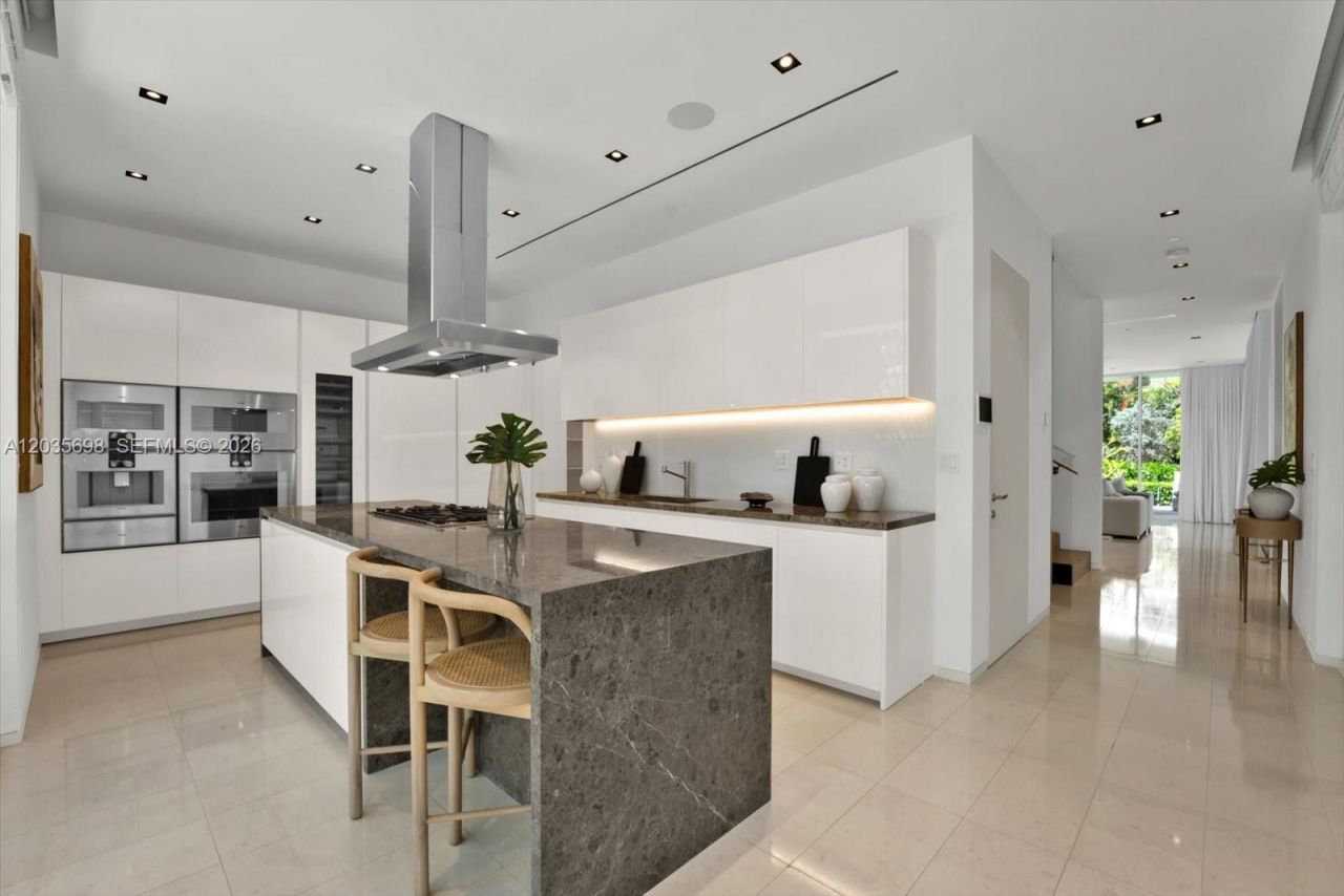 810 W 47 Ct, Miami Beach, FL 33140 Photo