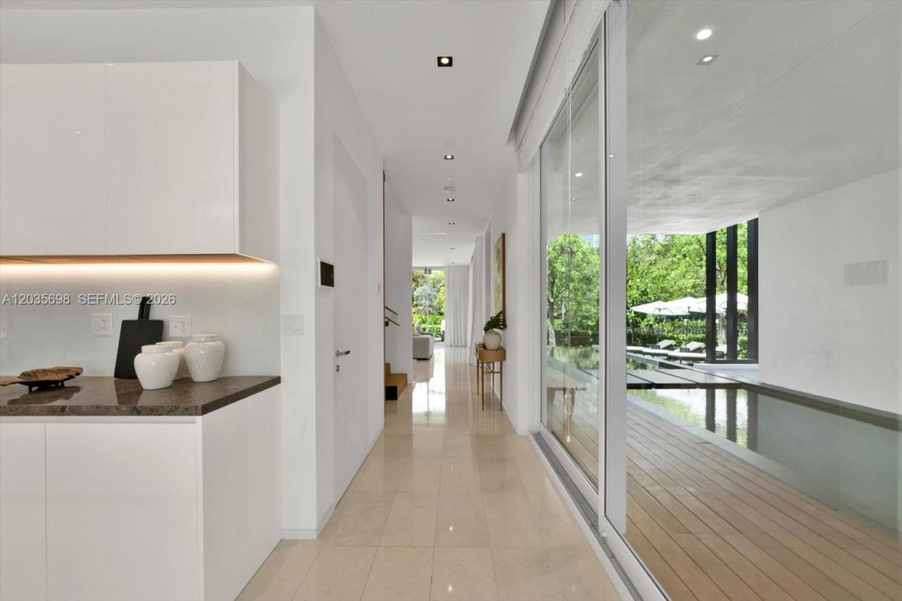 810 W 47 Ct, Miami Beach, FL 33140 Photo