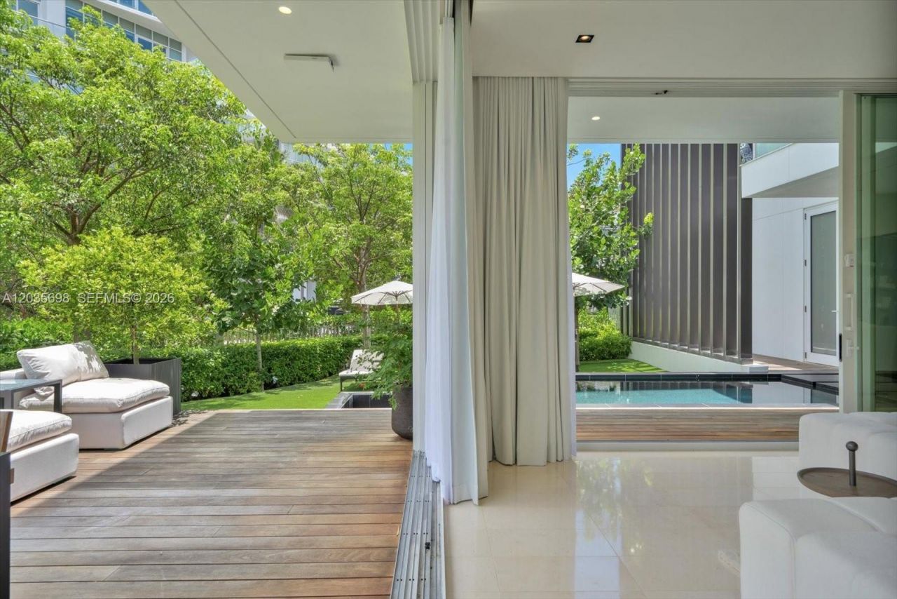 810 W 47 Ct, Miami Beach, FL 33140 Photo