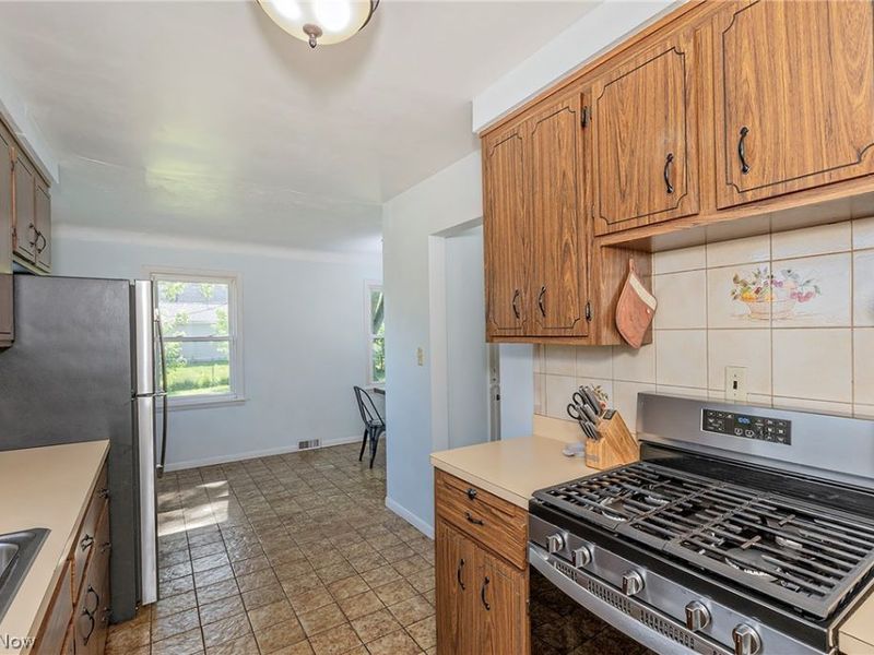 1649 Gilbert Drive, Mayfield Heights, OH 44124 Photo 10