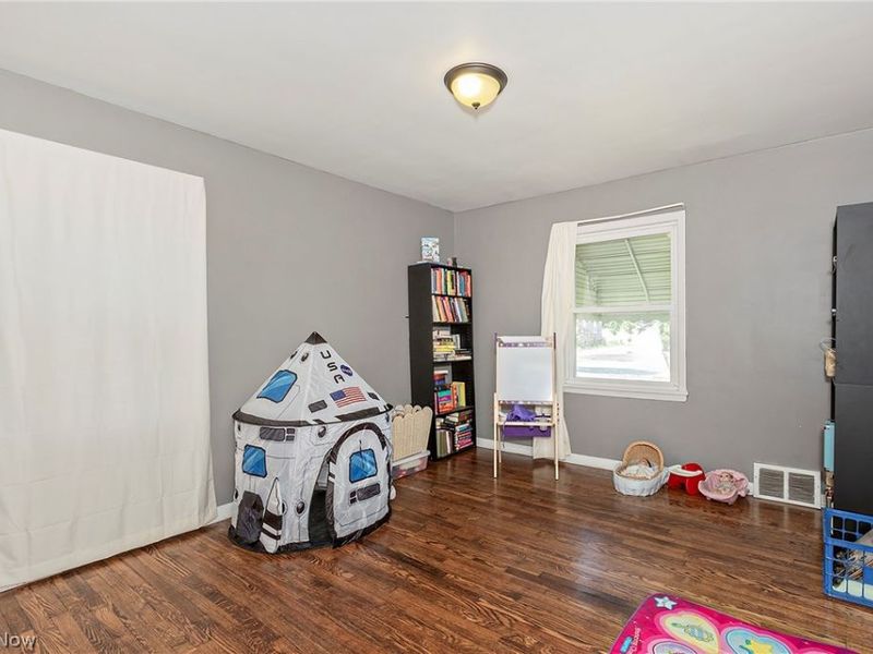 1649 Gilbert Drive, Mayfield Heights, OH 44124 Photo 11