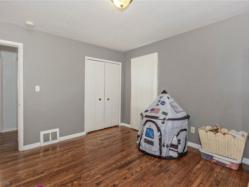 1649 Gilbert Drive, Mayfield Heights, OH 44124 Photo 12