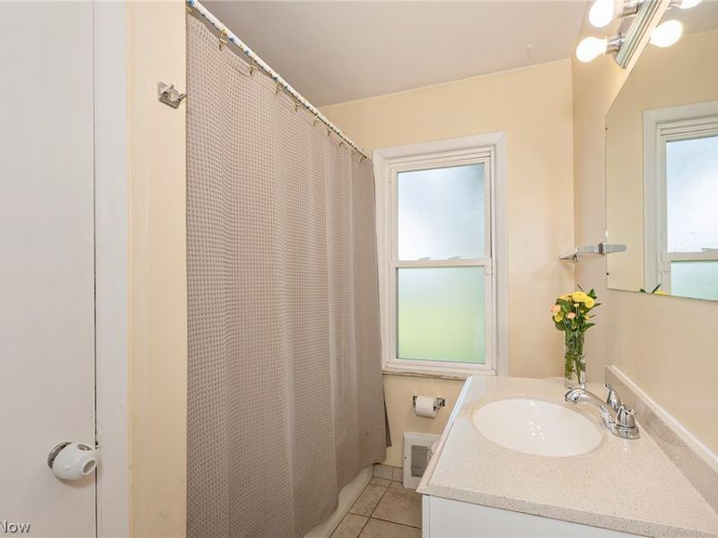 1649 Gilbert Drive, Mayfield Heights, OH 44124 Photo 13