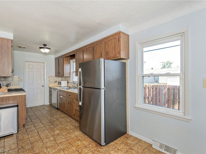 1649 Gilbert Drive, Mayfield Heights, OH 44124 Photo 8