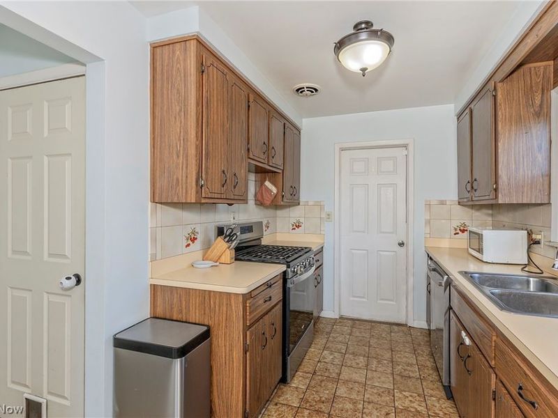 1649 Gilbert Drive, Mayfield Heights, OH 44124 Photo 9