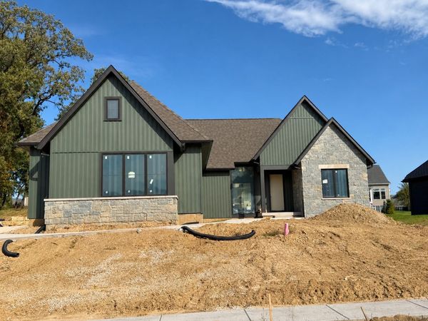 4772 WOODLAND Drive, Bettendorf, IA 52722