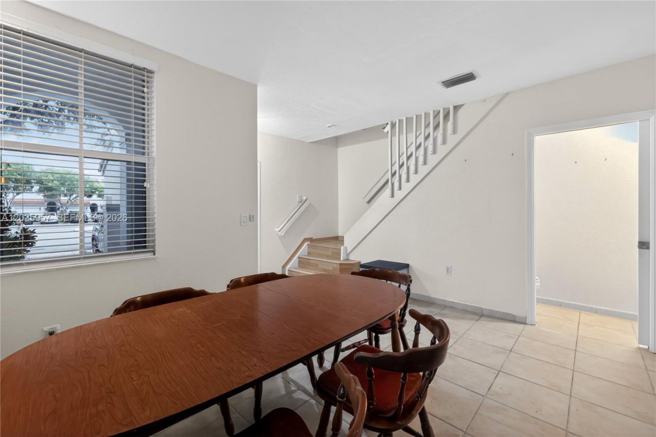 11042 NW 43rd Ter, Doral, FL 33178 Photo