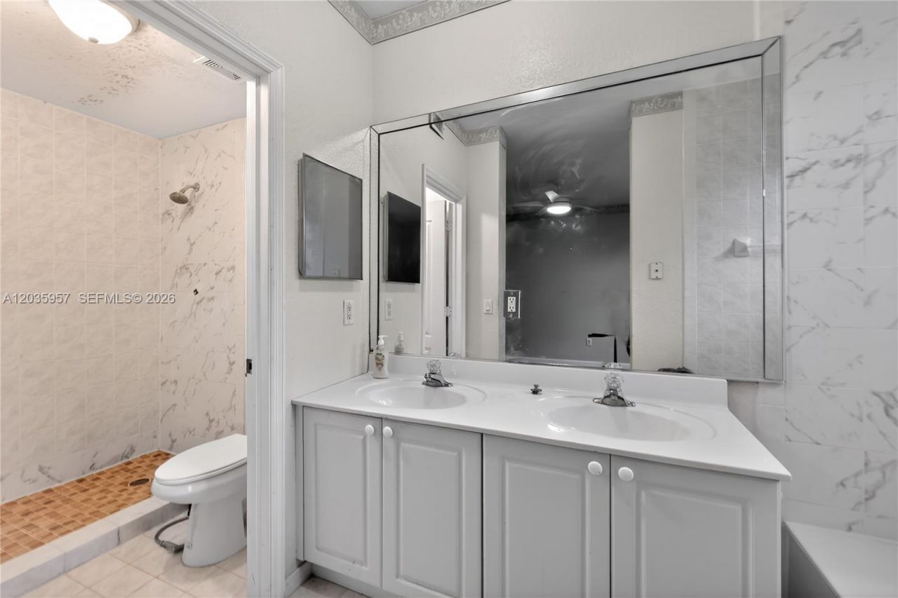 11042 NW 43rd Ter, Doral, FL 33178 Photo