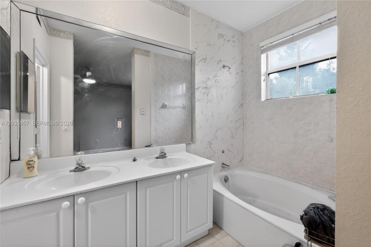11042 NW 43rd Ter, Doral, FL 33178 Photo