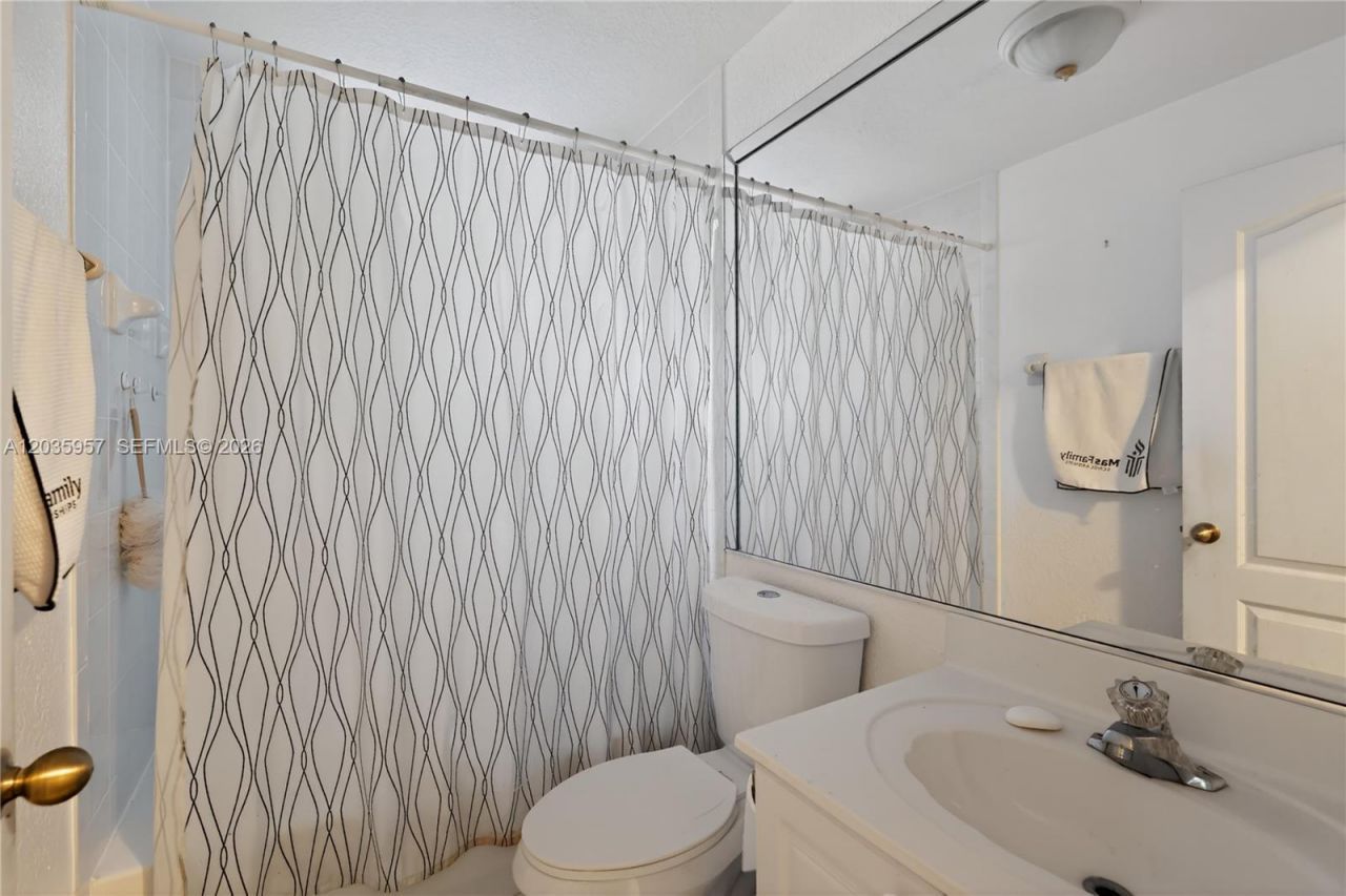 11042 NW 43rd Ter, Doral, FL 33178 Photo
