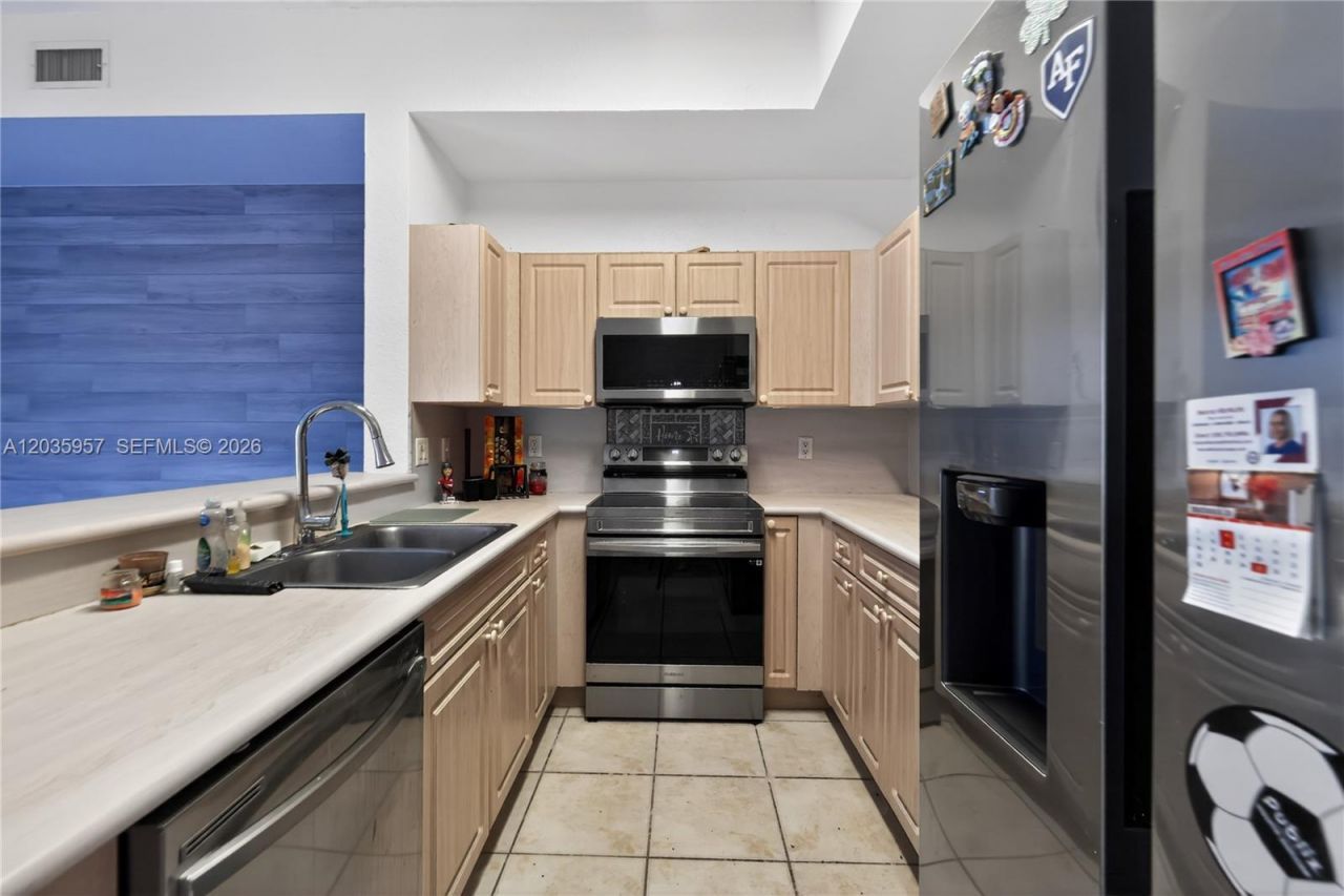 11042 NW 43rd Ter, Doral, FL 33178 Photo