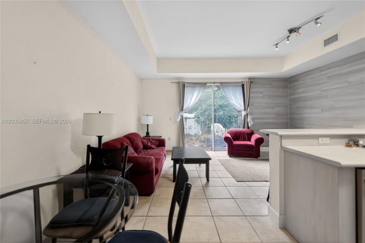 11042 NW 43rd Ter, Doral, FL 33178 Photo