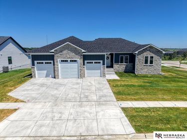 9520 Delano Drive, Lincoln, NE 68516