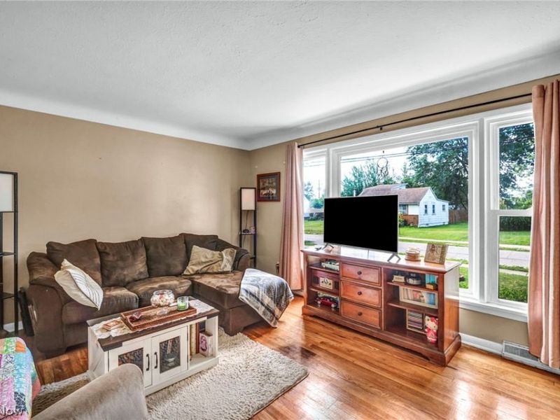 301 E 317th Street , Willowick, OH 44095 Photo 5