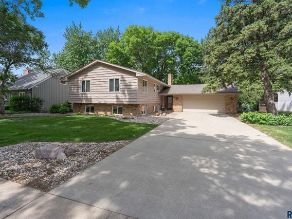 4005 S Thunderbird Trl, Sioux Falls, SD 57103