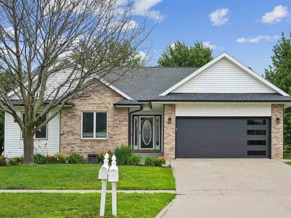 402 Windsor Dr, Solon, IA 52333