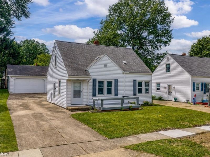 2376 Harding Road, Cuyahoga Falls, OH 44223 Photo 2
