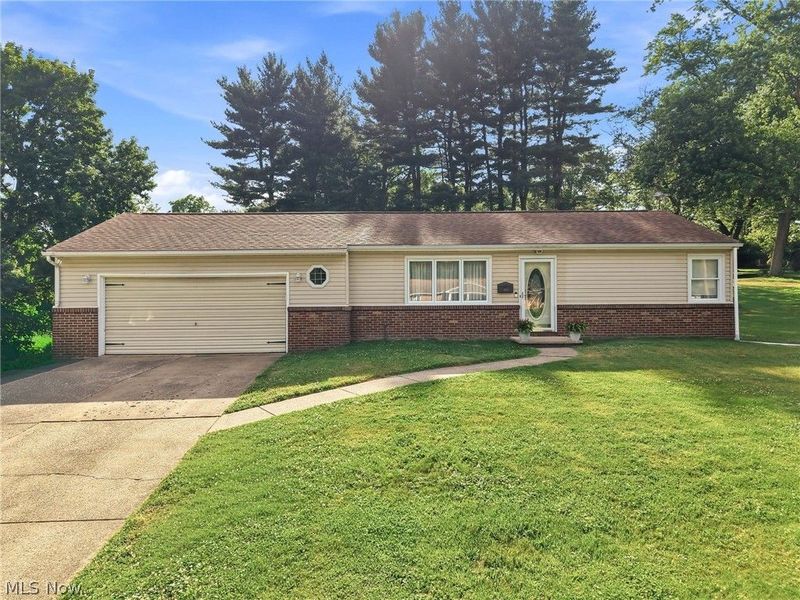 937 Pineview Avenue SE, North Canton, OH 44720 Photo 2