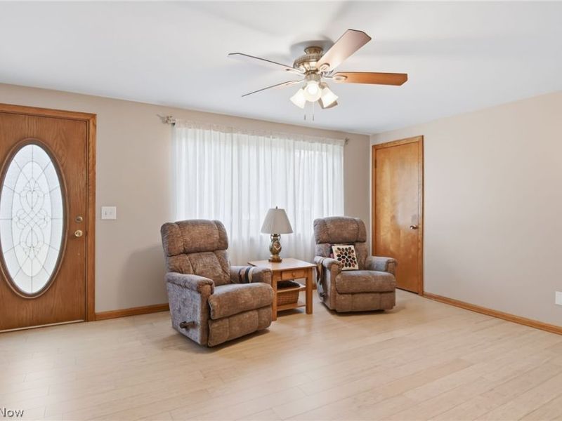 937 Pineview Avenue SE, North Canton, OH 44720 Photo 3