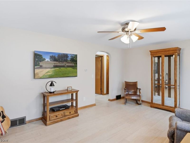 937 Pineview Avenue SE, North Canton, OH 44720 Photo 4