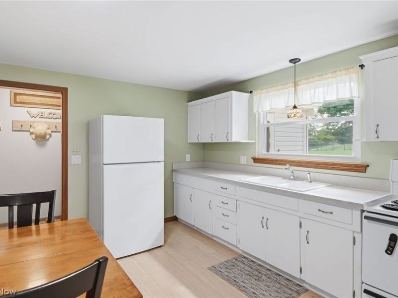 937 Pineview Avenue SE, North Canton, OH 44720 Photo 6