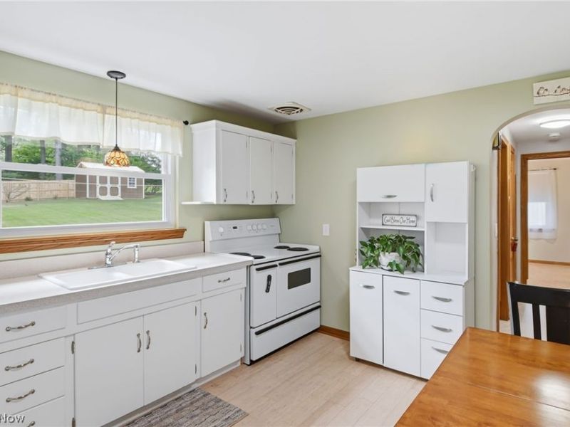 937 Pineview Avenue SE, North Canton, OH 44720 Photo 7