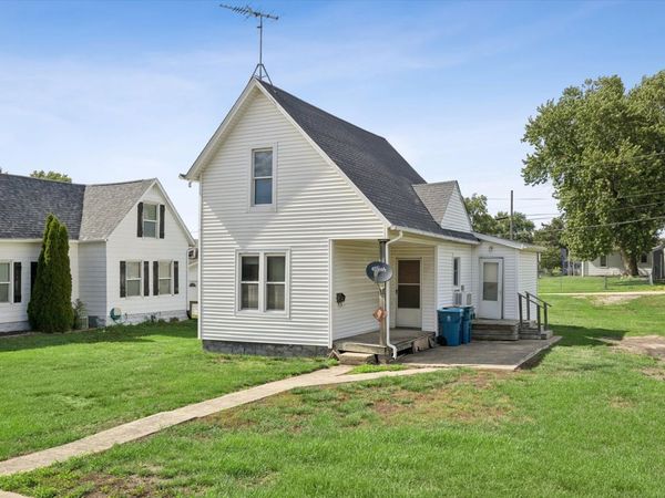 712 10th Street , De Witt, IA 52742