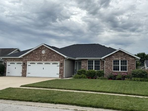 318 Piazza Lane , Chatham, IL 62629
