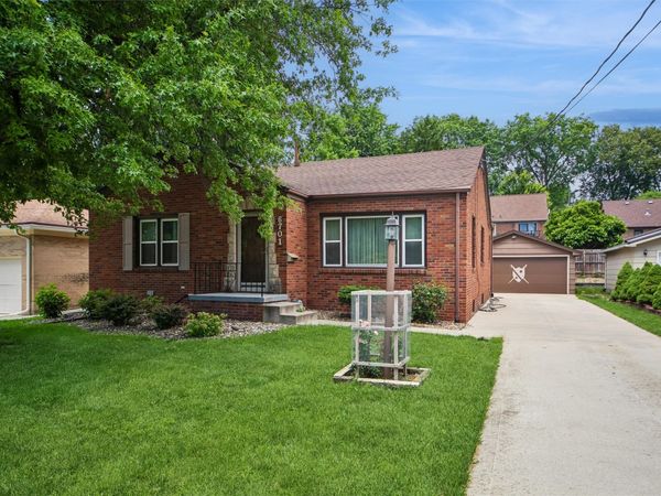 6701 Carpenter Avenue, Windsor Heights, IA 50324