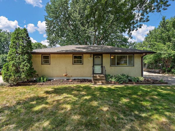 610 Grange Avenue N, Oakdale, MN 55128