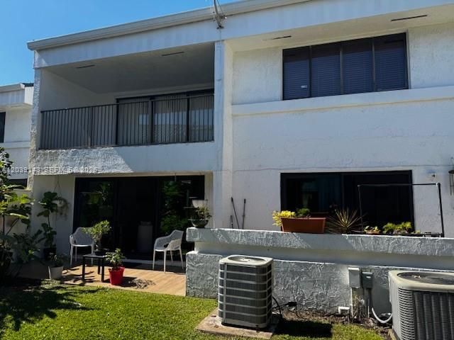 21300 San Simeon Way , Unit 01, Miami, FL 33179 Photo