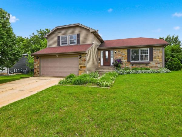 310 Crestwood Court , Algonquin, IL 60102
