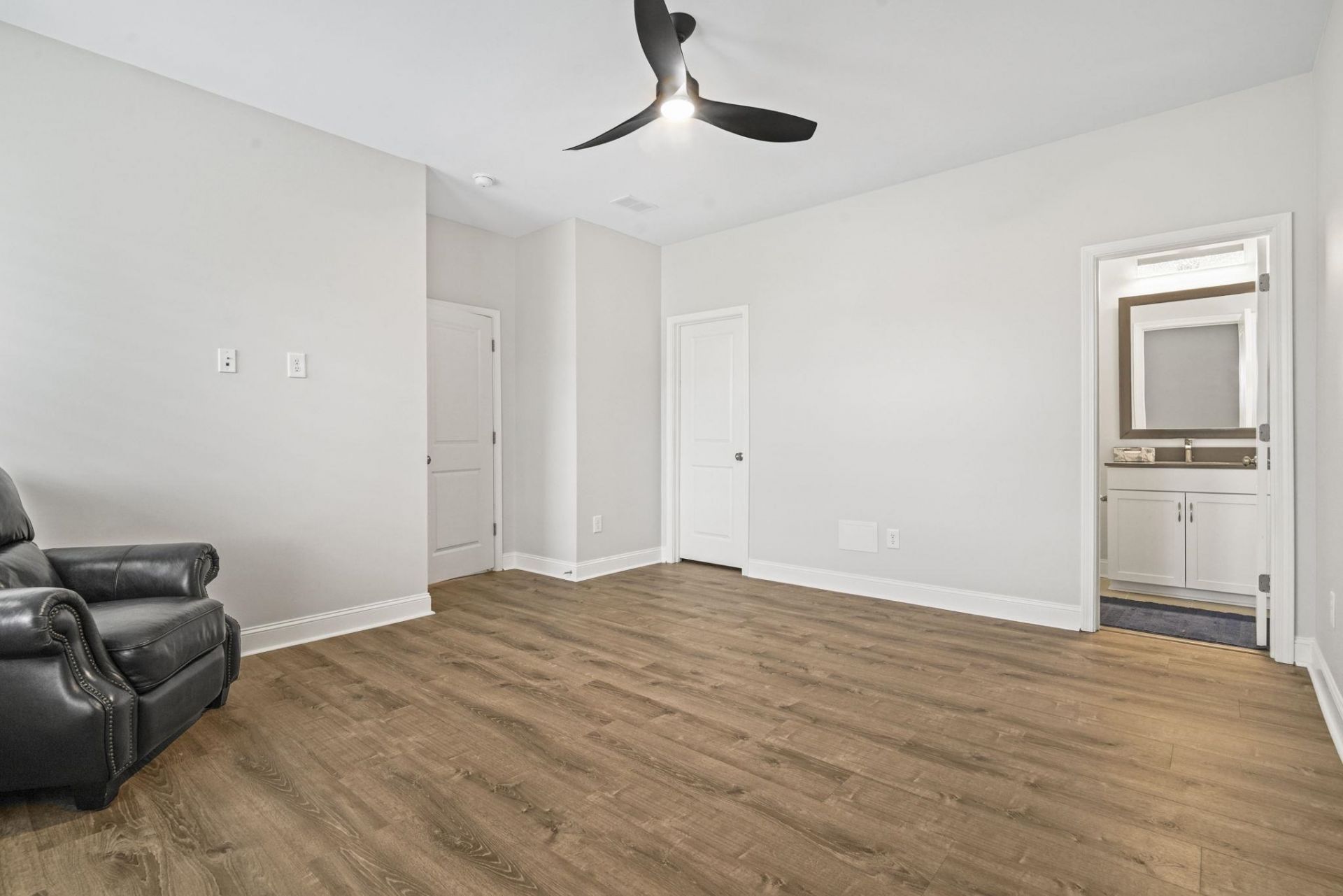 215 Delano Way Photo 33