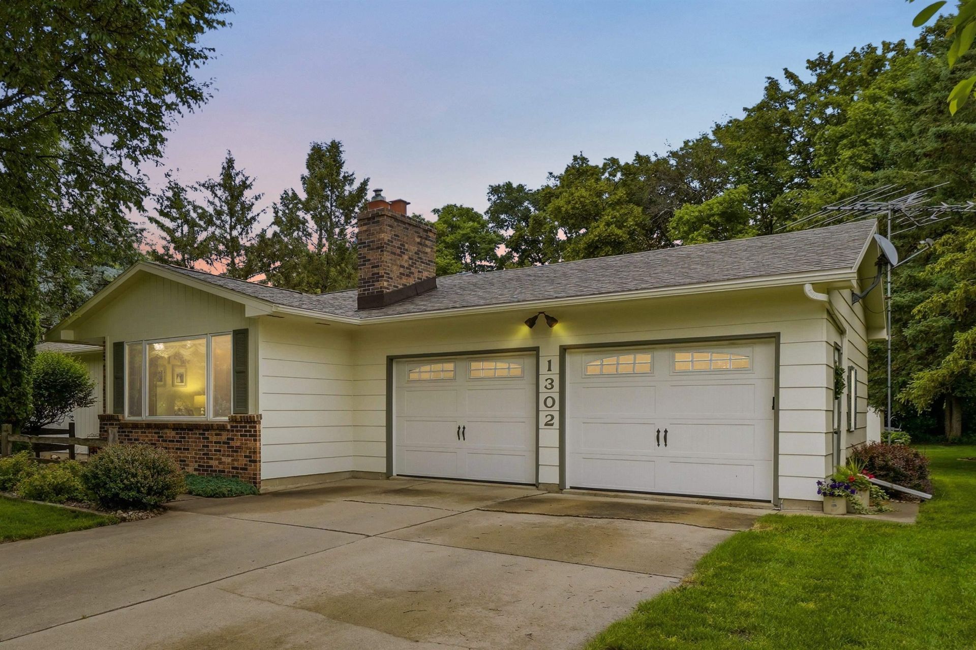 1302 Round Horn Street, Waverly, IA 50677 Main Photo