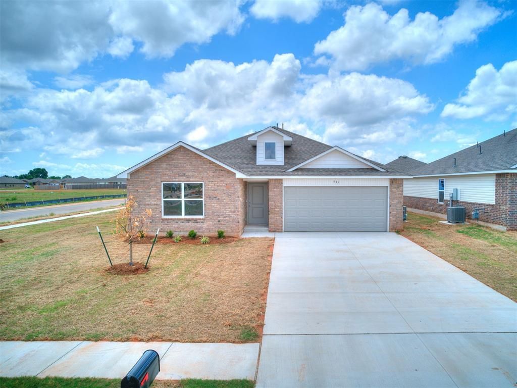 949 S Buffalo Lane, Mustang, OK 73064 Main Photo