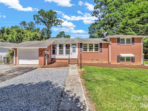 907 W Blue Ridge Road , East Flat Rock, NC 28726