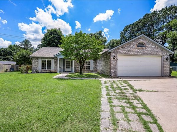 1515 E Thornhill Drive , Fayetteville, AR 72703