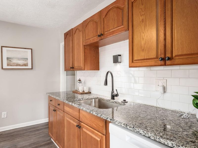 2498 Newburgh Drive , Columbus, OH 43219 Photo 9