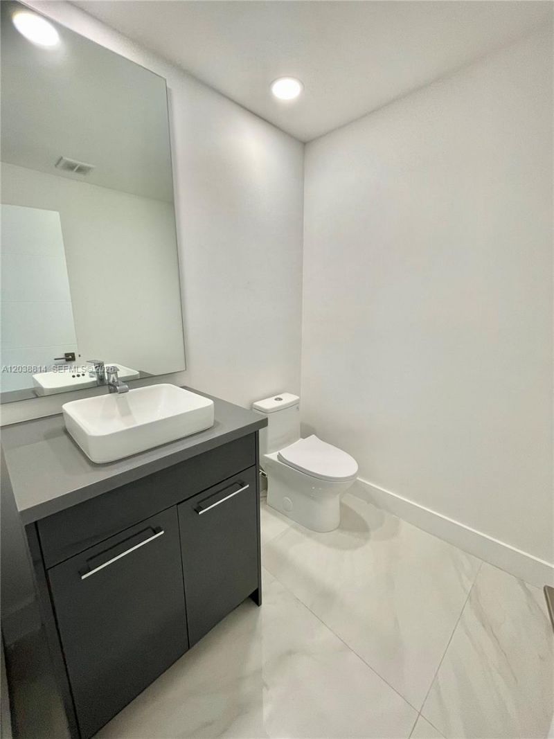 5721 Bayview Dr , Fort Lauderdale, FL 33308 Photo