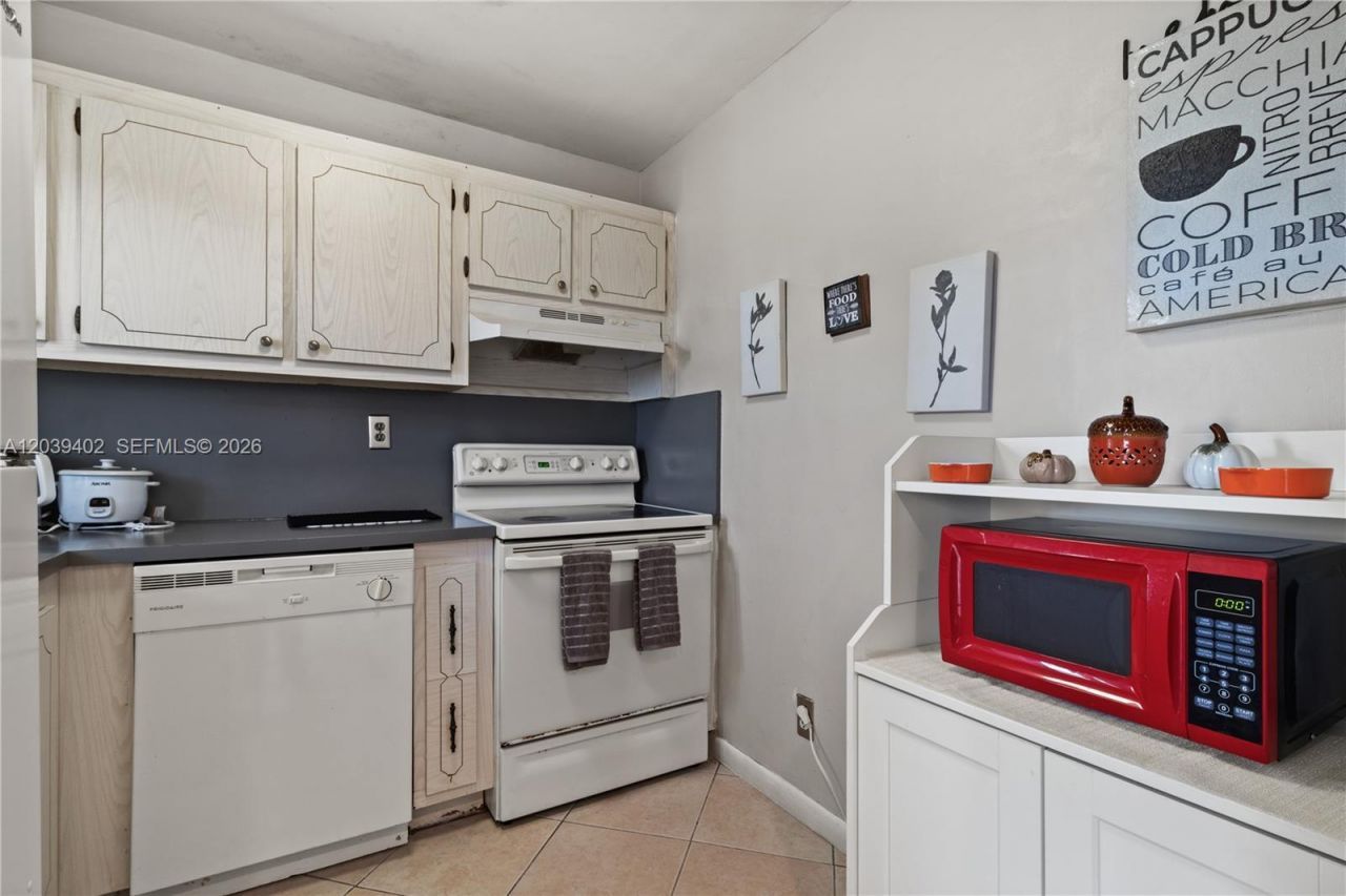 9281 Sunrise Lakes Blvd , Unit 308, Sunrise, FL 33322 Photo