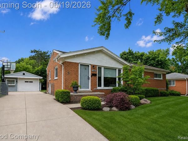 1390 Catalpa Drive, Rochester, MI 48307