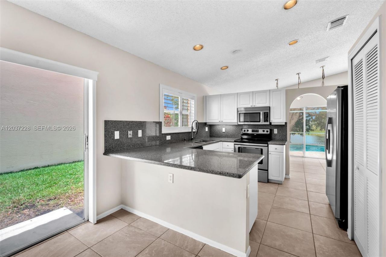 467 SW 191st Terrace, Pembroke Pines, FL 33029 Photo