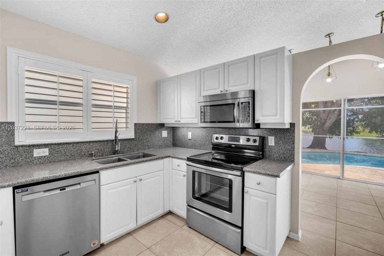 467 SW 191st Terrace, Pembroke Pines, FL 33029 Photo