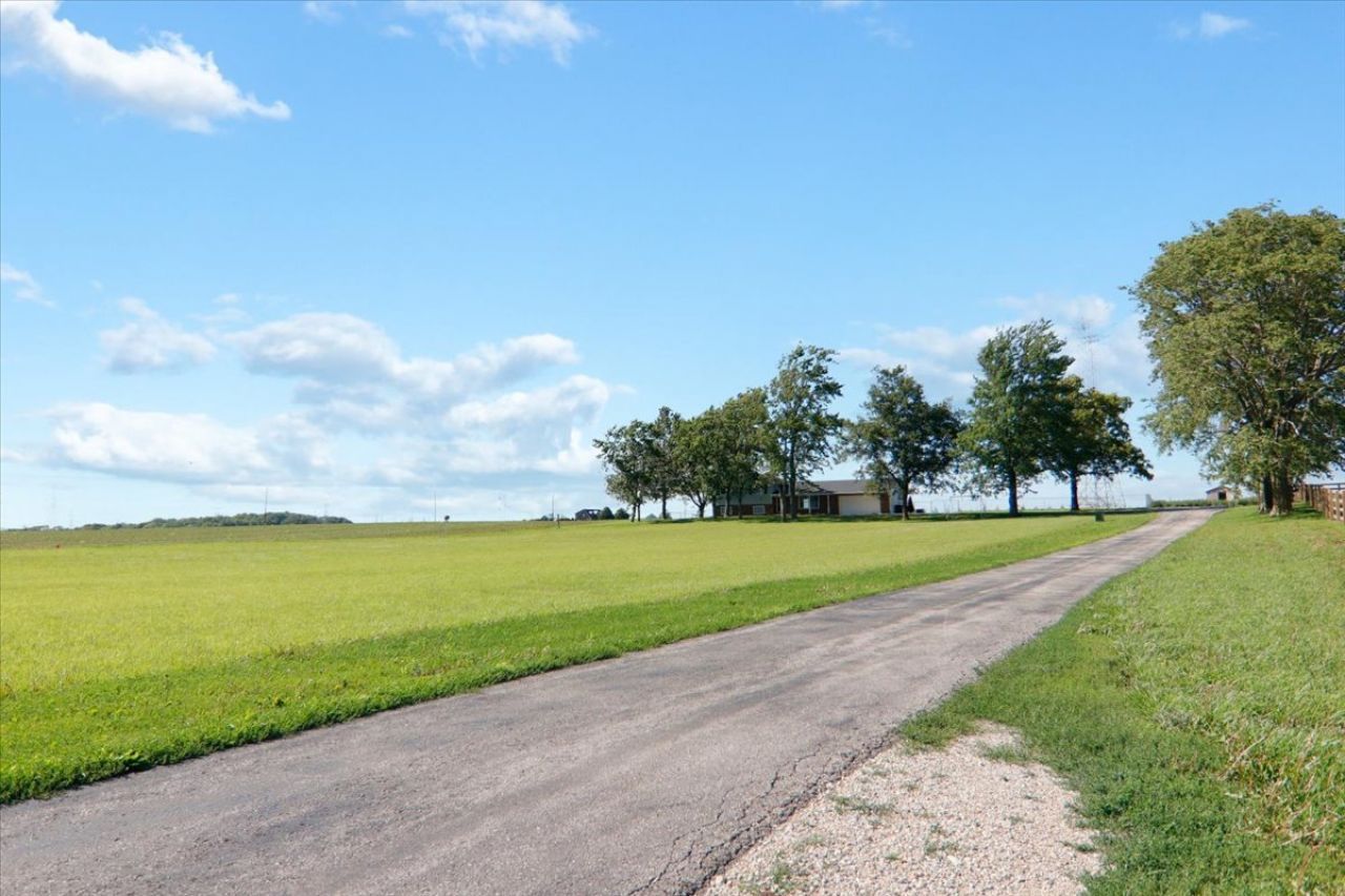 21184 ALLENTOWN Road, Pekin, IL 61554
